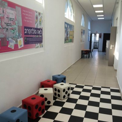 עיצוב מסדרון בנושא יוצרים ישראליים