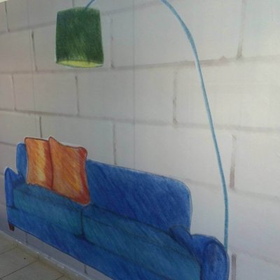 עיצוב מסדרון כיתות א' לריכוך המעבר מהגן. המסדרון הופך לסביבה חינוכית נעימה, צבעונית ורכה התורמת להפחתת החרדה מהמעבר מהגן לכיתה א', תוך שימוש בפריטים המוכרים מהגן וגיוון בציורים - מיומנות המוכרת לילדים.